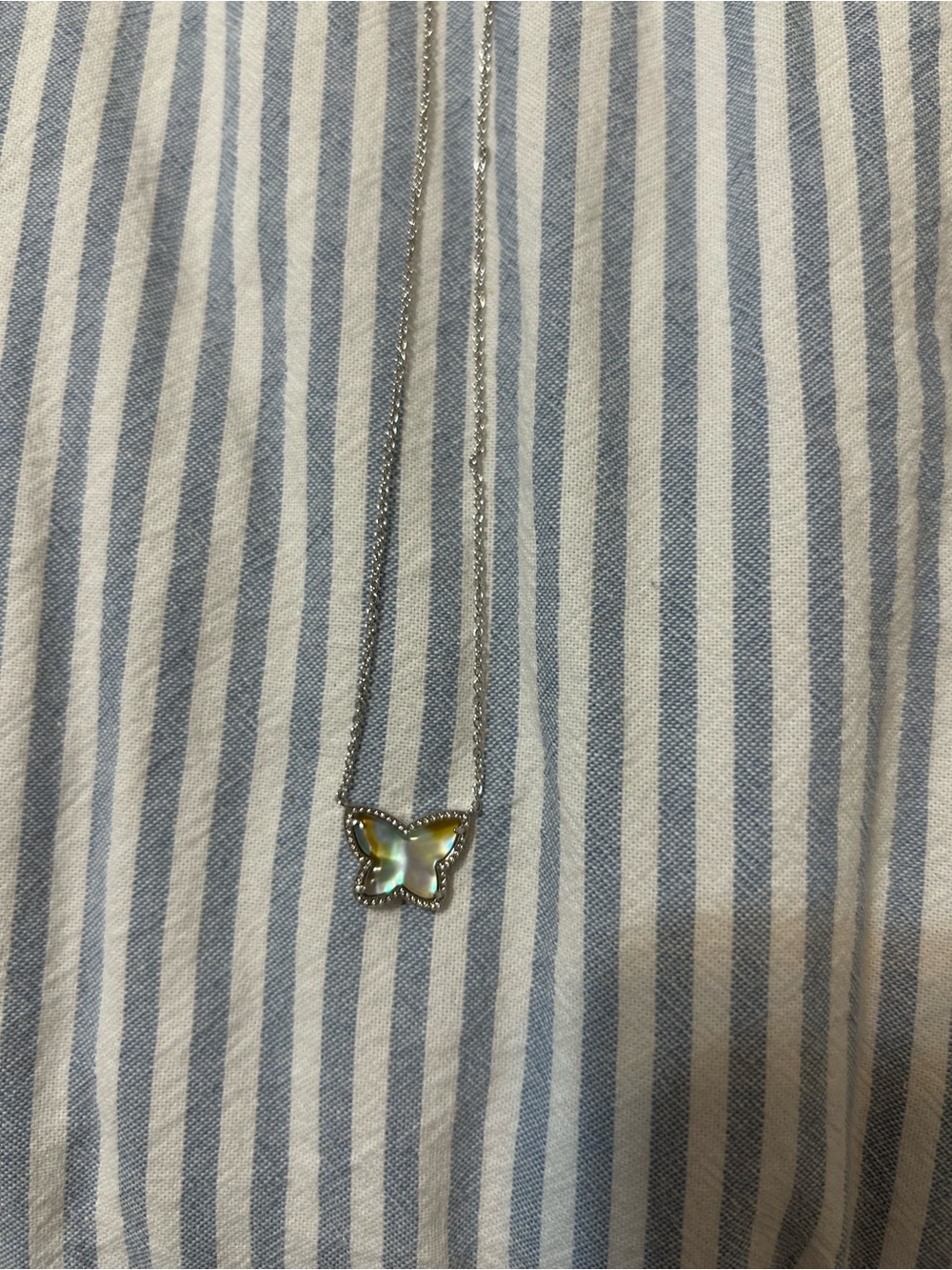 Kendra Scott Silver Butterfly Pendant Necklace in Iridescent Shell NWT - Picture 1 of 4